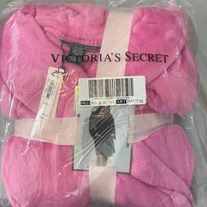 Brand new Victoria’s Secret Pink Robe-NWT